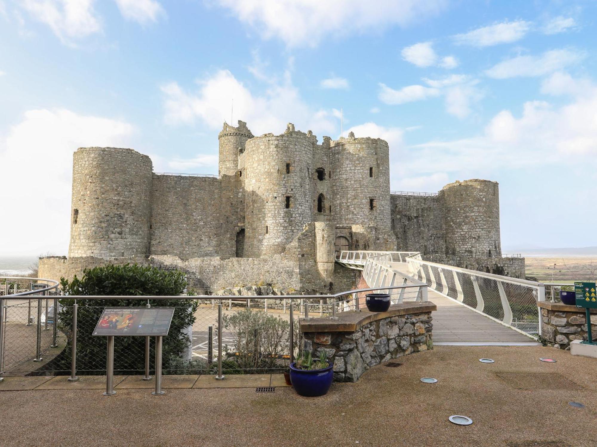 Harlech Apartments - Efnisien Exterior photo