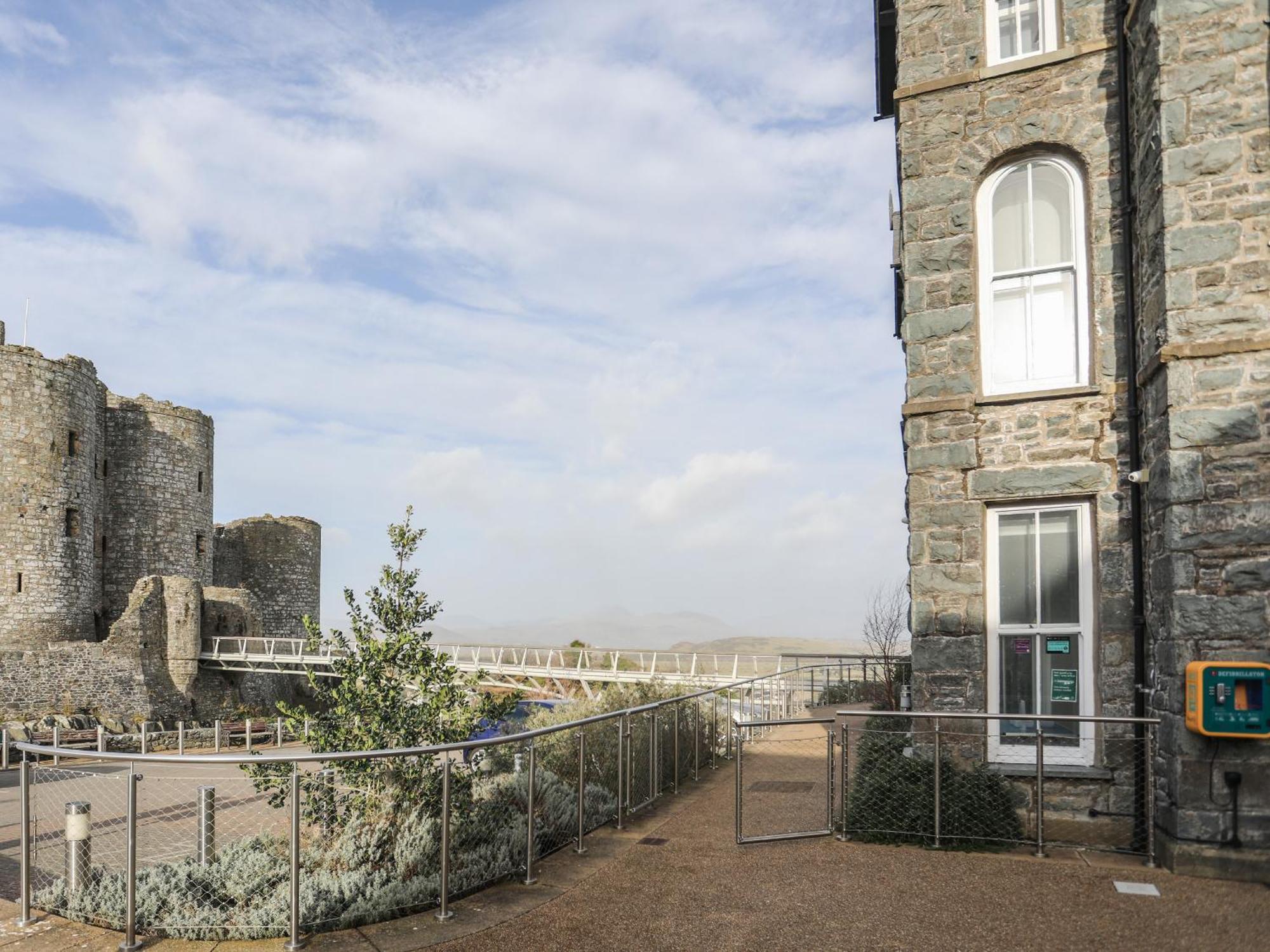 Harlech Apartments - Efnisien Exterior photo