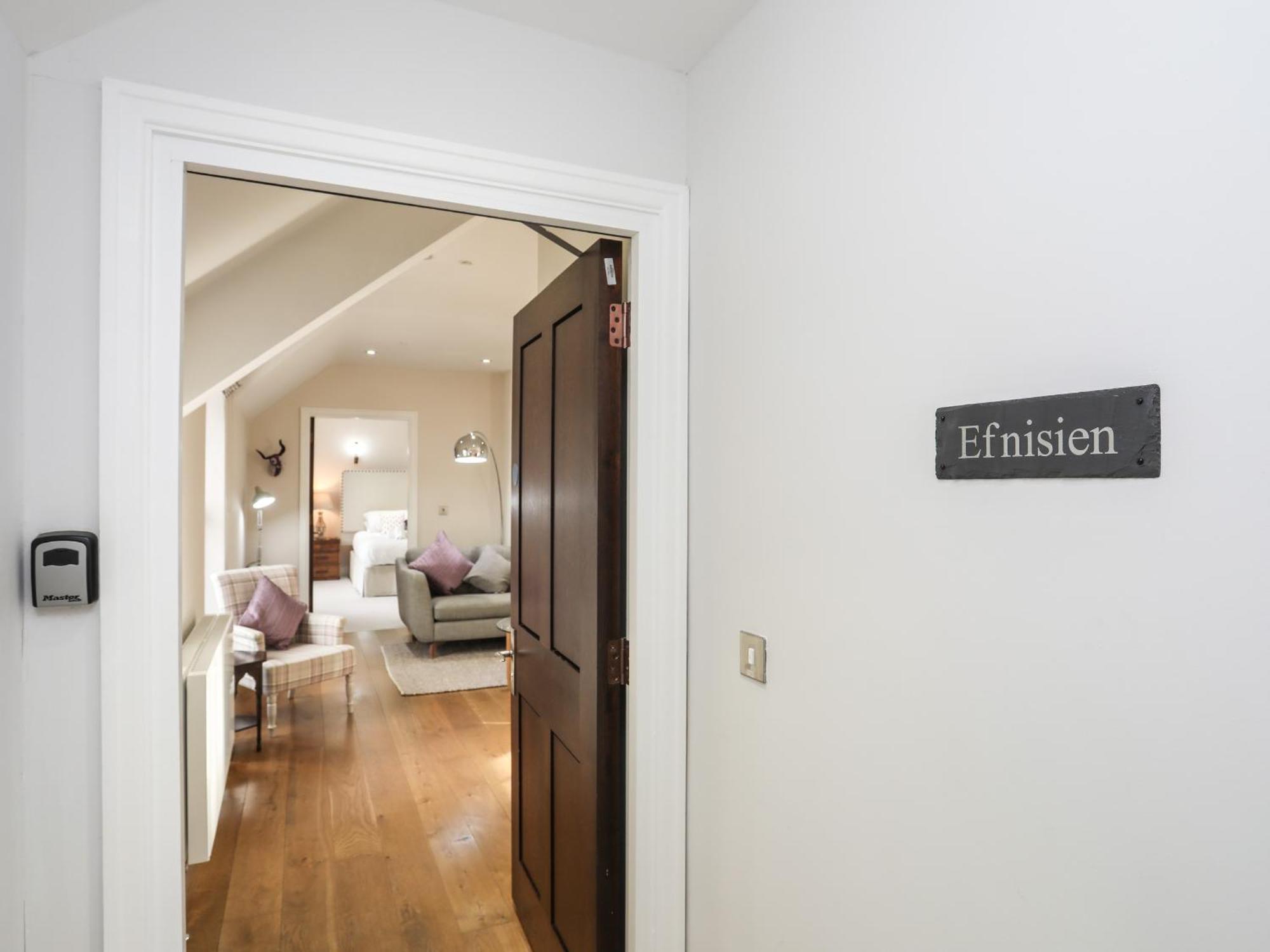 Harlech Apartments - Efnisien Exterior photo